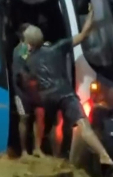 Homem resgata mulher e crianças presas em carro em temporal (Record Rio)